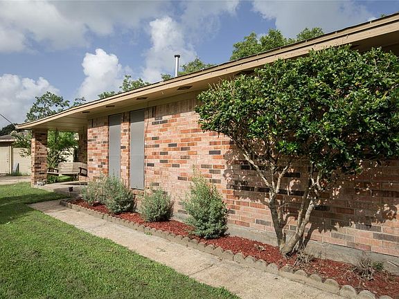 The home also features pretty landscaping.
