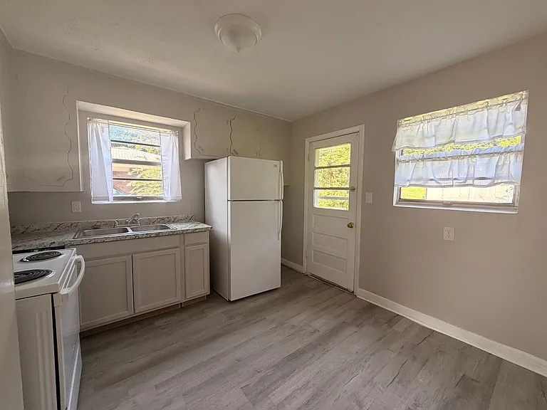 812 Douglas Dr — Photo 9