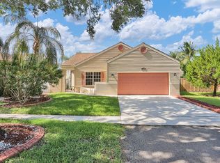 1040 SW 85th Ave, Pembroke Pines, FL 33025