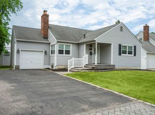 10 Underhill Ave, Syosset, NY 11791