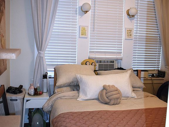 4th image of 839 W Cornelia Ave #30N
