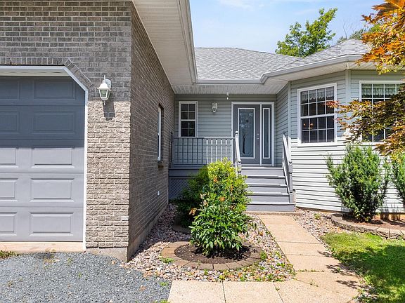 3rd image of 21 Cedarcrest Dr