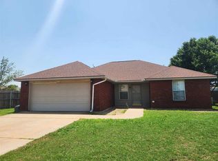 302 E Seminole St, Geronimo, OK 73543