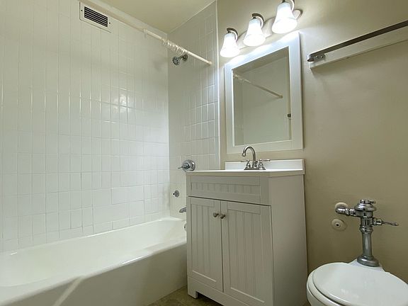 3rd image of 1400 E 55th St #410S