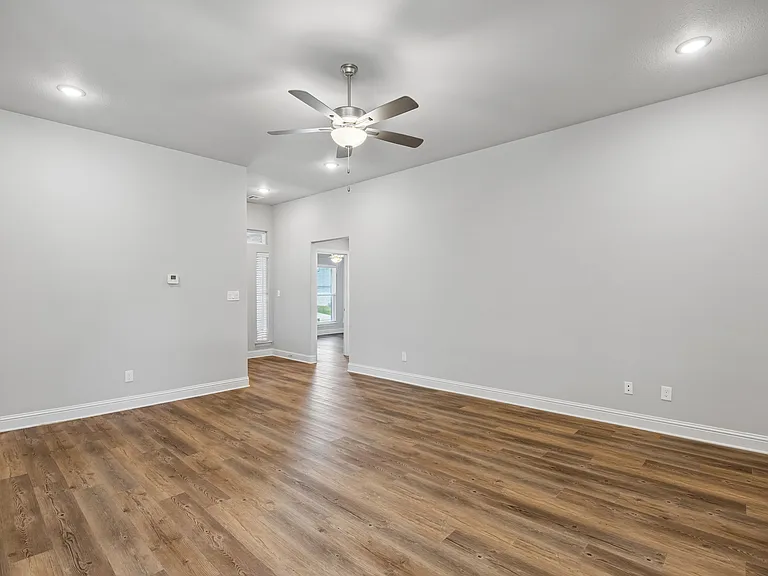 2907 Tulip Dr — Photo 5