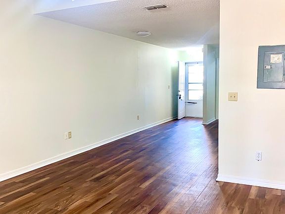 LIVING ROOM/ MAIN DOOR ENTRANCE
