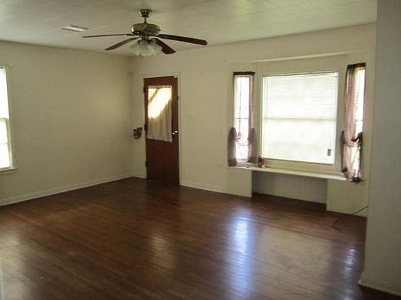 3rd image of 2333 Wignall Ave