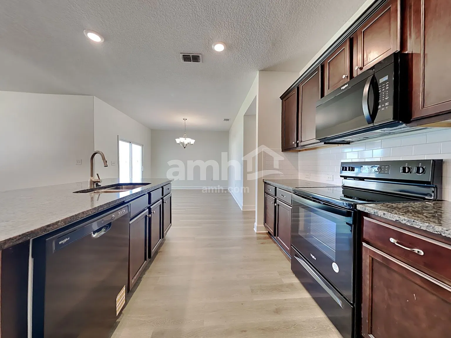 5 bed, 3.0 bath, 2215 sqft, $2,475 — Photo 4