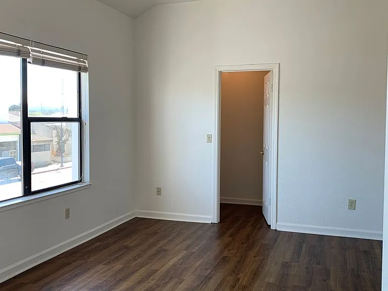 555 Broadway Ave — Photo 10