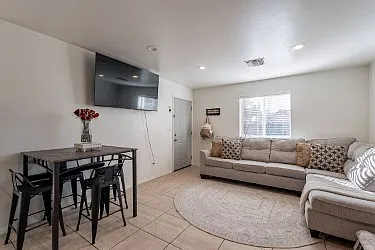 427 Sykes Cir — Photo 3