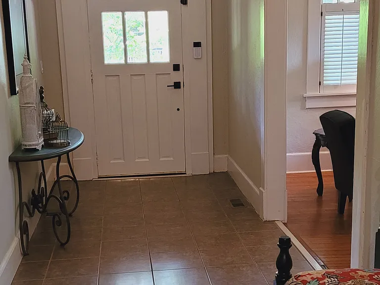 Front hallway, door to front porch
