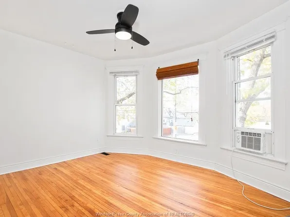 1567 Cataraqui St, Windsor, ON N9A 3R4