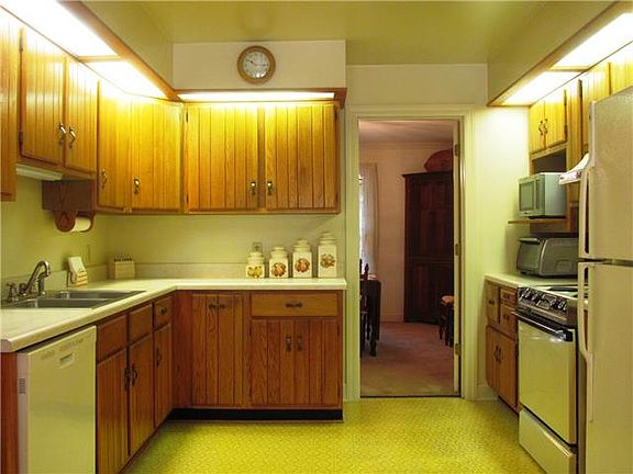 4th image of 631 Dogwood Dr