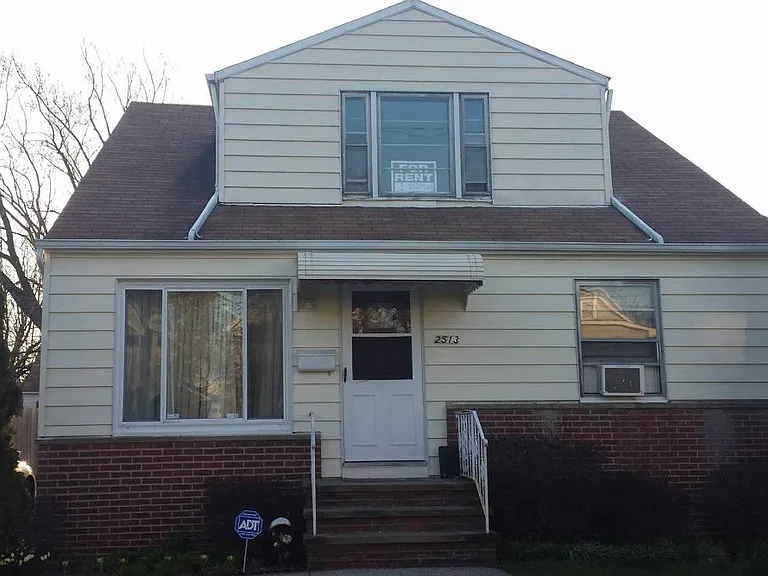 2513 E 126th St #UPSTAIRS — Photo 1