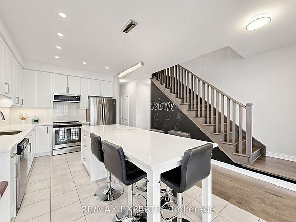5th image of 9 Applegate Dr