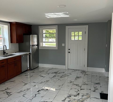 4th image of 104 Hamburg St #1