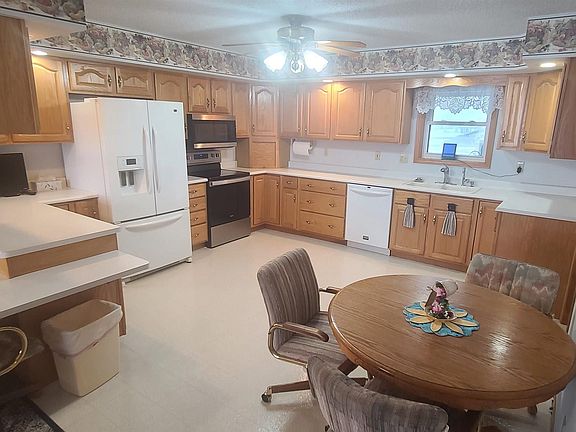 2nd image of 404 E Maple St