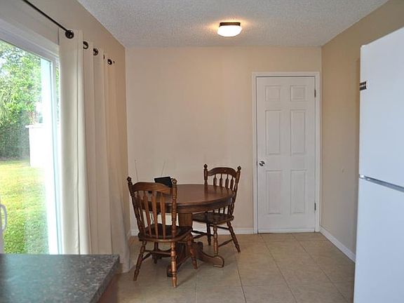 5th image of 206 Dahlia Dr