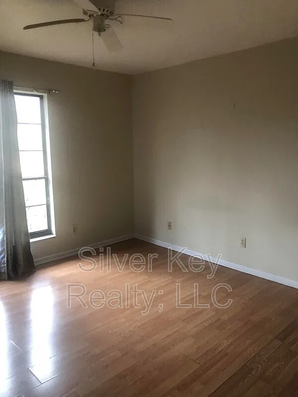 311 Sunset Dr — Photo 2