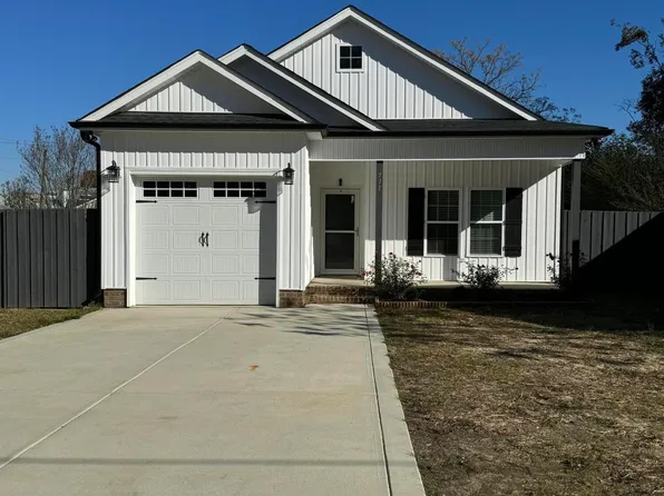 711 E Divine St, Dunn, NC 28334