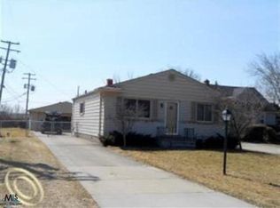 890 Creston Dr, Troy, MI 48085