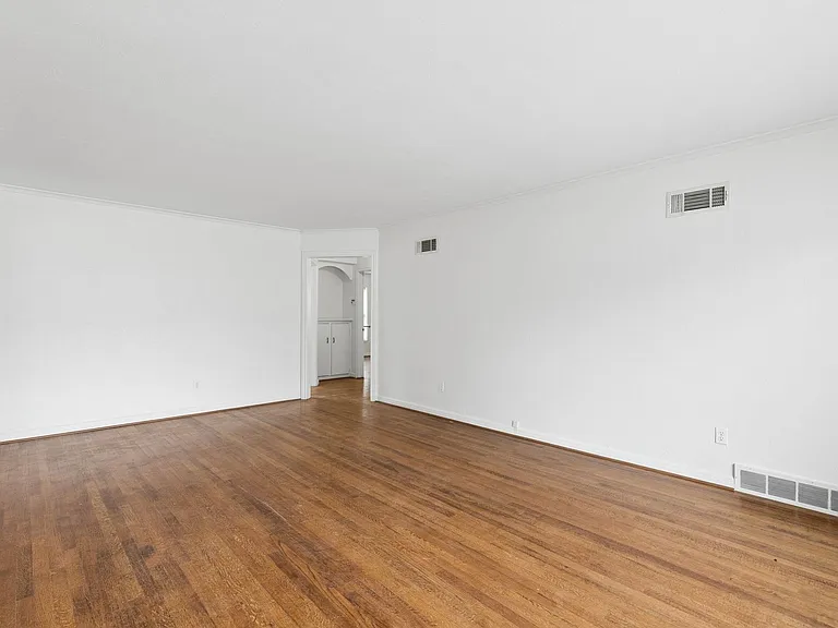 1108 Larchmont Ln — Photo 8
