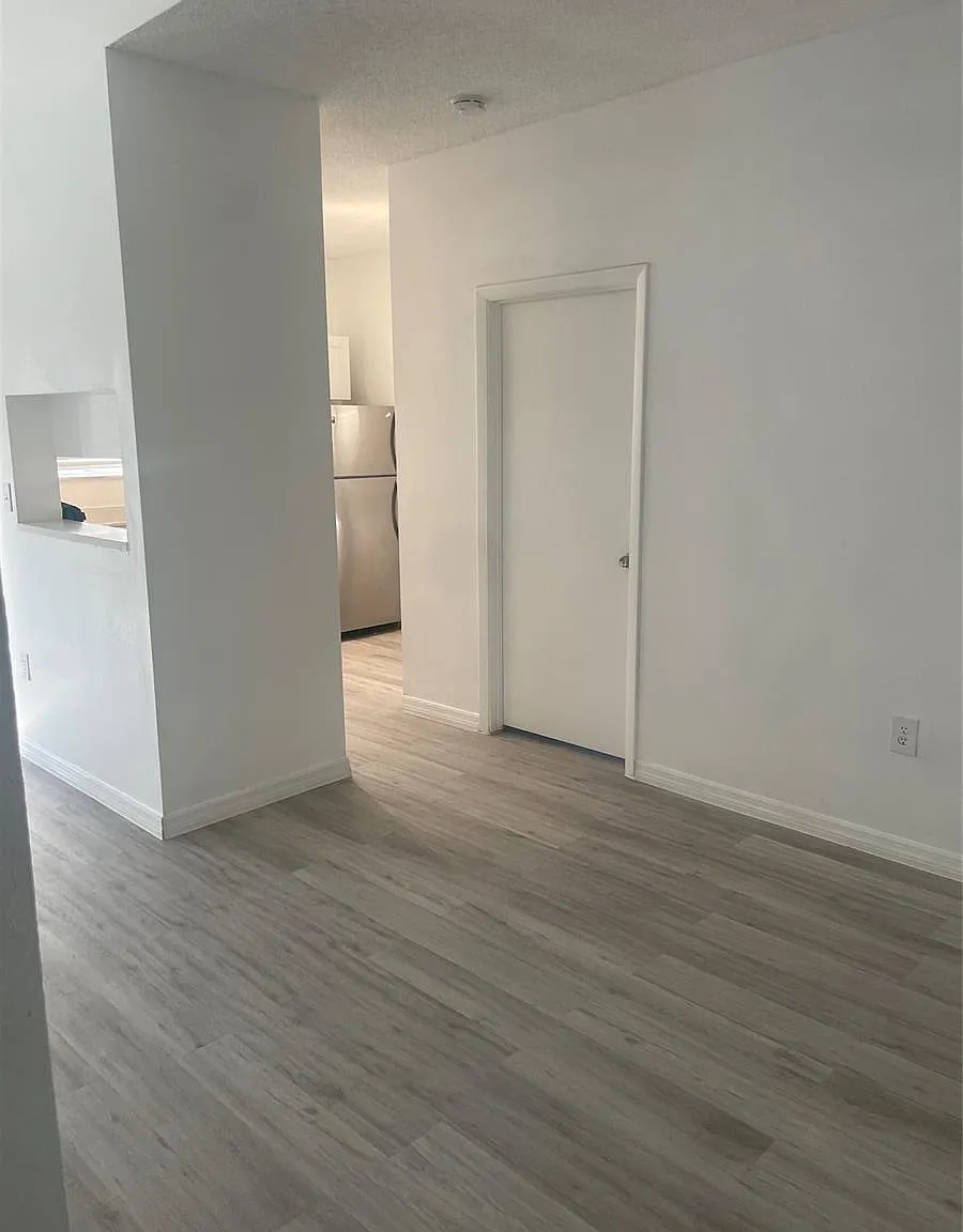 2 bed, 854 sqft, $2,100 — Photo 3