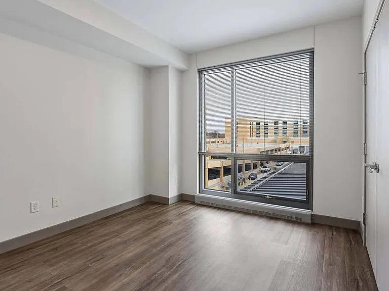 Midtown Crossing Apartments — Photo 167