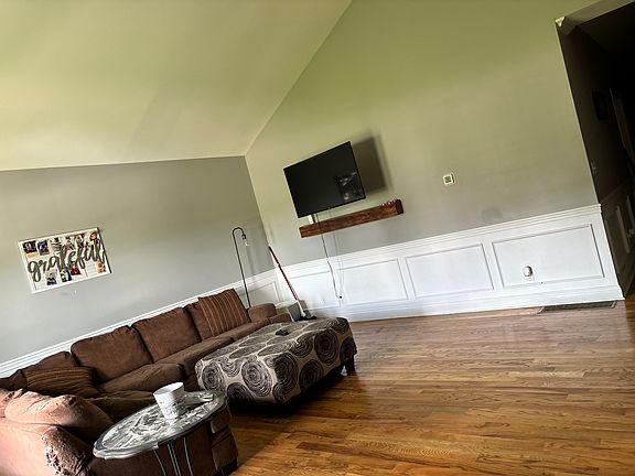 3rd image of 125 Greystone Ct