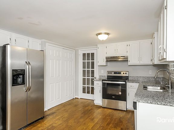 3rd image of 2318 Marneil Dr NE