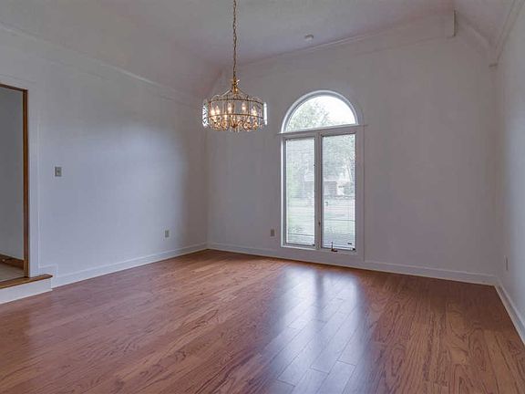 4th image of 8715 Somerset Ln
