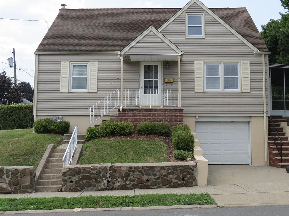 Front of house 1car garage 1car driveway