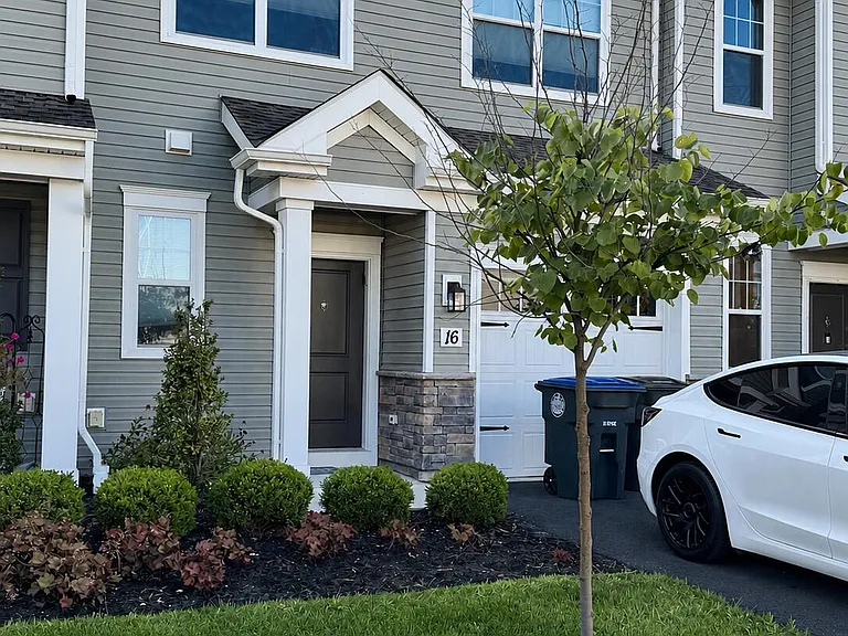 16 Theater Dr — Photo 1