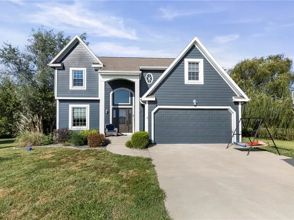 2 SW Fairview Dr, Ottawa, KS 66067