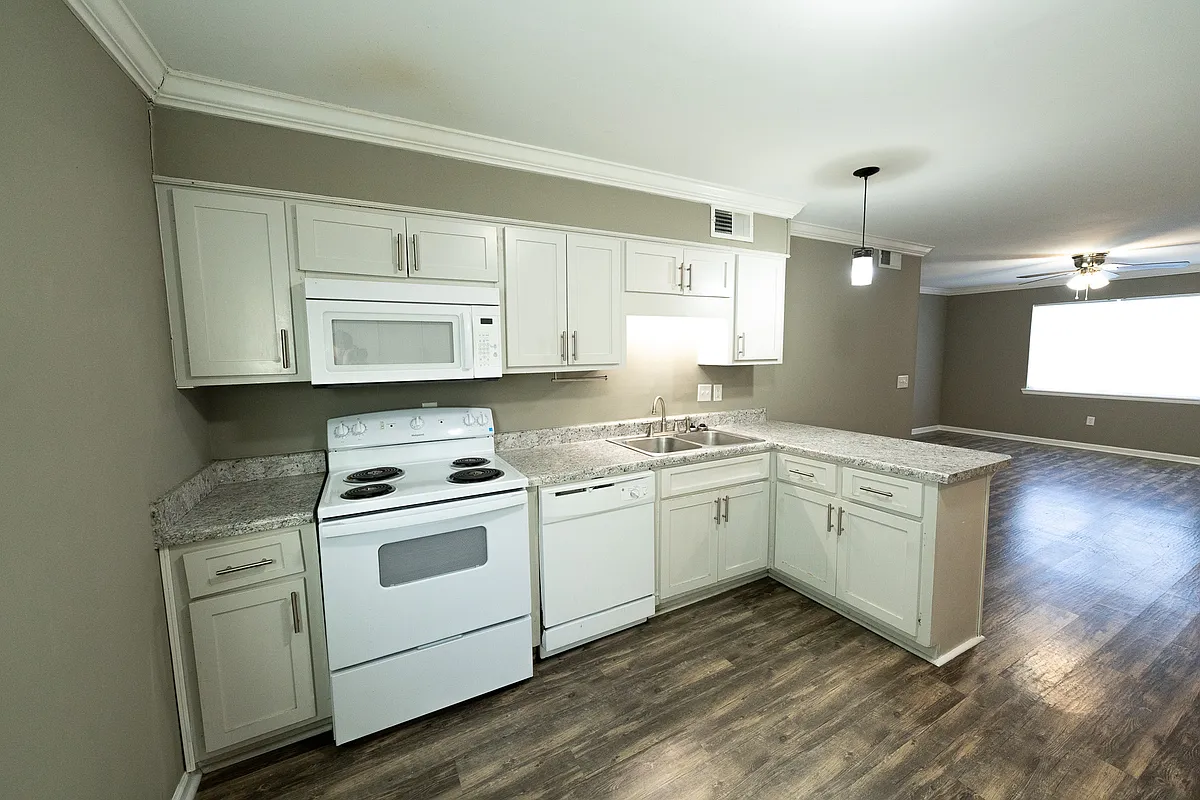 Building Photo - 605 3rd Ave NE #605