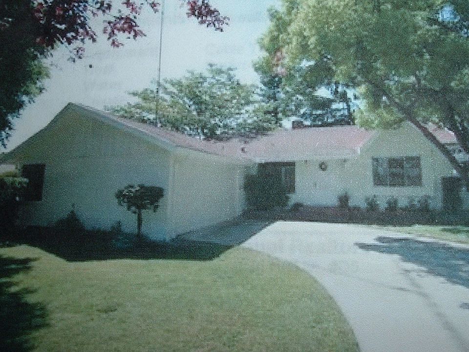 1st image of 122 E Yorkshire Dr