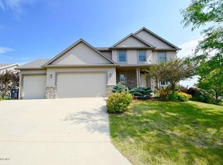 896 Golfview Ave, Zumbrota, MN 55992