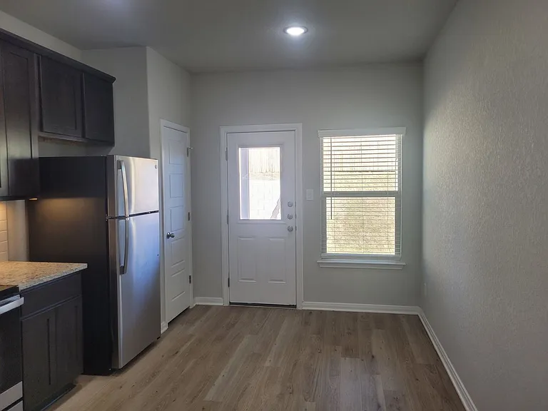 320 Caleb Ct — Photo 5