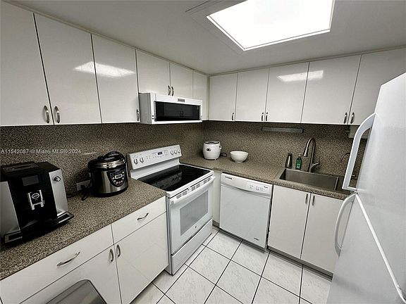 3rd image of 7441 Wayne Ave APT 1C