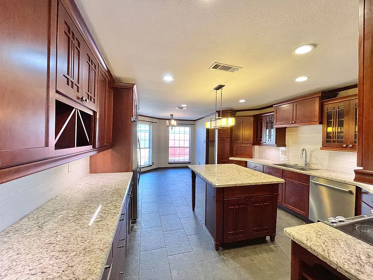 2404 Southport Dr — Photo 8