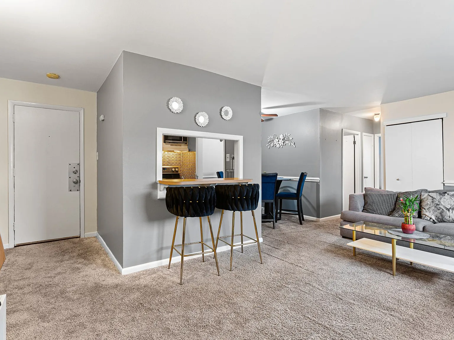 2 bed, 920 sqft, $1,550 — Photo 1