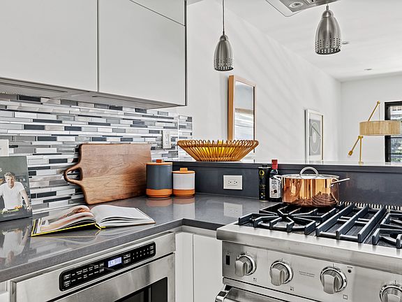 2nd image of 800 Park Pl APT 1F