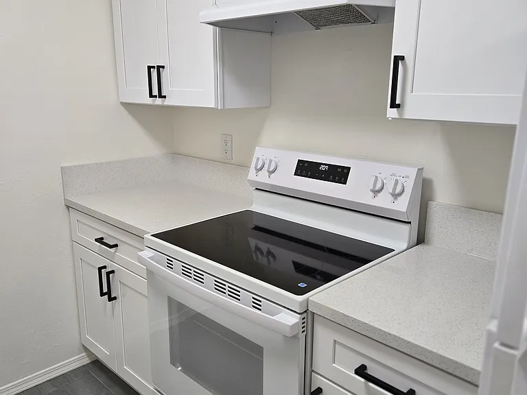 2109 Chelwood Park Blvd NE #D — Photo 9