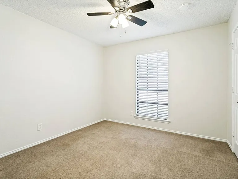 536 Clover Dr — Photo 8