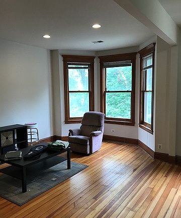 2nd image of 1526 W Wellington Ave