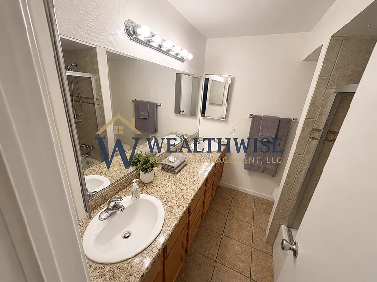 951 N Euclid Ave — Photo 3