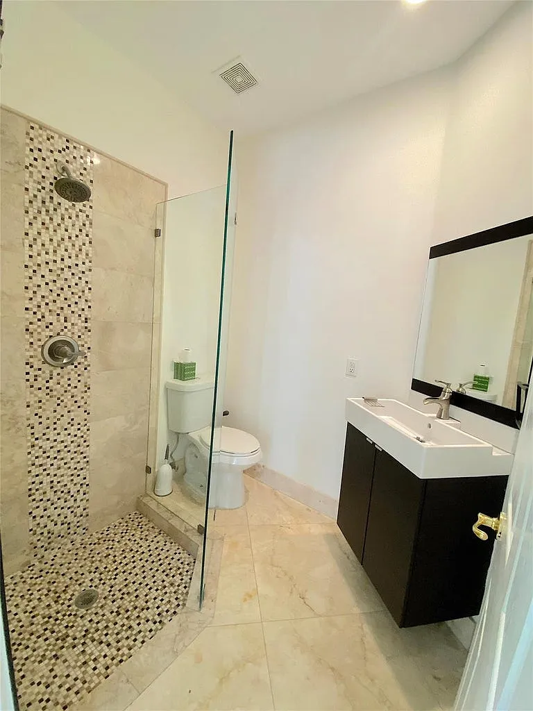 4 bed, 3.0 bath, 2169 sqft, $4,650 — Photo 2