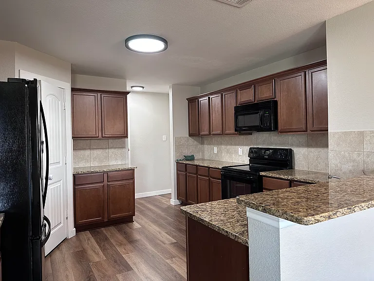 1404 Pampa Grass Dr — Photo 8