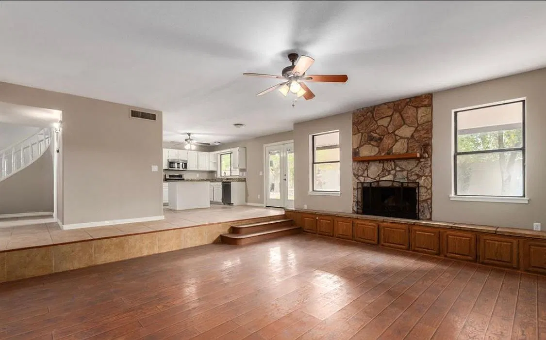 5 bed, 2.5 bath, 2419 sqft, $3,000 — Photo 4