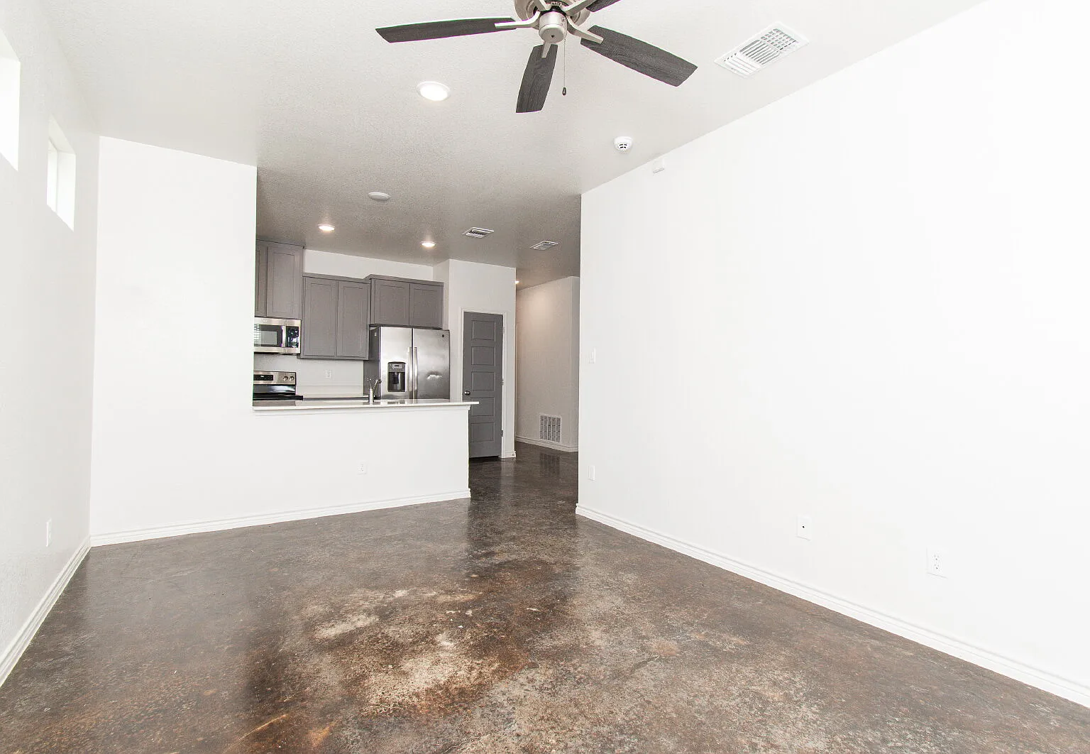 3 bed, 2.0 bath, 1300 sqft, $1,450 — Photo 3